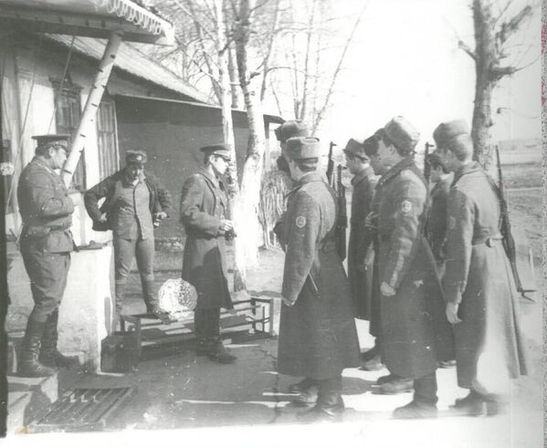 Офицерлер жоокерлерге тынчтык орнотуучу батальондун максаттарын түшүндүрүп жаткан учуру. Кой-Таштагы аскердик бөлүк. 1993-жыл - Sputnik Кыргызстан