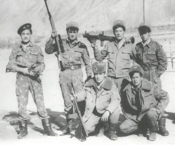 Белгилүү бадахшандык талаа командири Мажнун Паллаев (оң жактан экинчи) тарапкерлери менен баарлашуда. Тажикстандын Тоолуу Бадахшан автоном облусу, Ишкашим району. 1994-жыл - Sputnik Кыргызстан