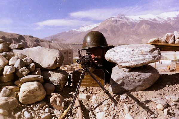 КР Коргоо министрлигинин тынчтык орнотуучу батальонунун пулёметчусу тажик-афган чек арасын көзмөлдөп жаткан маалы. Тажикстандын Тоолуу Бадахшан автоном облусу, Ишкашим району. 1994-жыл - Sputnik Кыргызстан