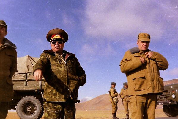 Коргоо министринин орун басары генерал Нуридин Чомоевдин полковник Геннадий Вираховский менен тынчтык орнотуучу батальонуна келиши. Тажикстандын Тоолуу Бадахшан автоном облусу, Ишкашим району. 1995-жыл - Sputnik Кыргызстан