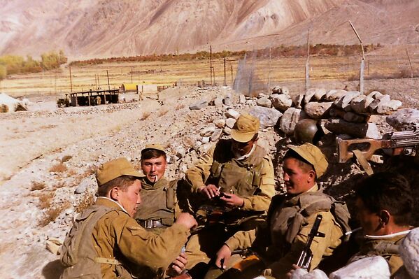 Жоокерлердин окопто эс алып жаткан учуру. Тажикстандын Тоолуу Бадахшан автоном облусу, Ишкашим району. 1995-жыл - Sputnik Кыргызстан