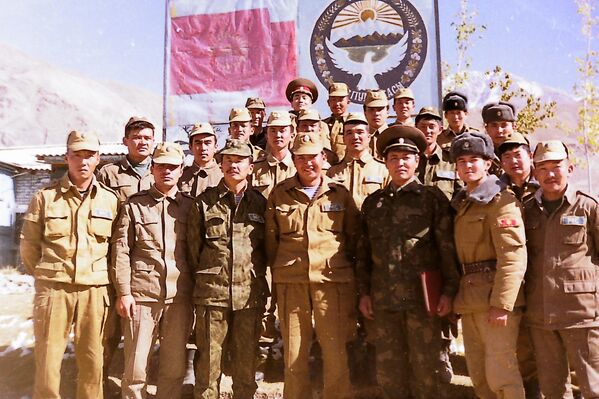 КР Коргоо министрлигинин тынчтык орнотуучу батальонунун офицерлери штабдын жанында. Тажикстандын Тоолуу Бадахшан автоном облусу, Ишкашим району. - Sputnik Кыргызстан