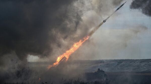 Боевая работа расчета РСЗО Ураган группировки войск Запад в зоне СВО - Sputnik Кыргызстан