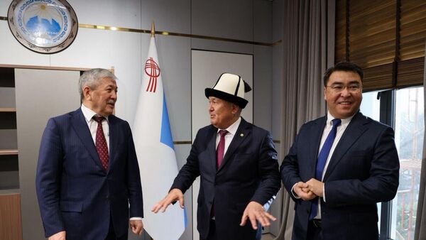  Оштун мэри Жанар Акаев, экс-мэр Жеңишбек Токторбаев жана минкаб төрагасы Адылбек Касымалиев - Sputnik Кыргызстан