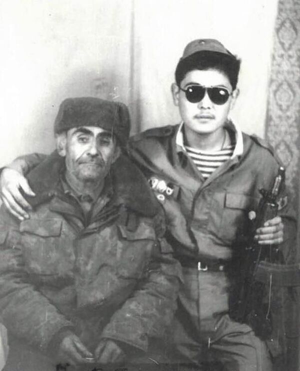 КР Коргоо министрлигинин тынчтык орнотуучу батальонунун аскери Толкун Сманов жергиликтүү тургун менен. Тажикстандын Тоолуу Бадахшан автоном облусу, Ишкашим району. 1994-жыл - Sputnik Кыргызстан