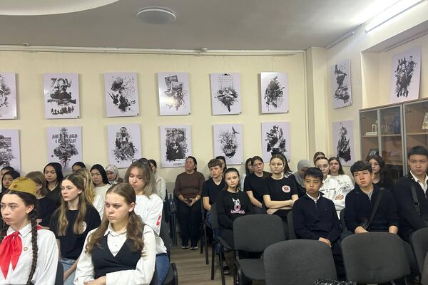 Встреча активистов поисковых и волонтерских движений со школьниками Памяти молодых защитников Родины - Sputnik Кыргызстан