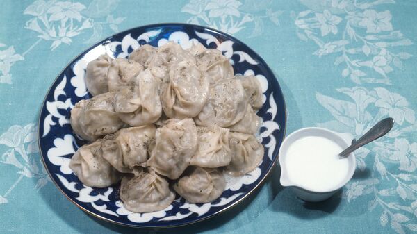 Блюдо с мантами - Sputnik Кыргызстан