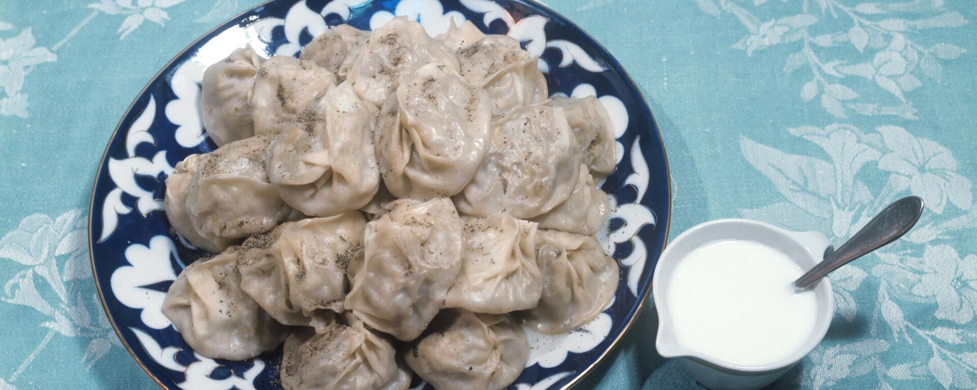 Блюдо с мантами - Sputnik Кыргызстан, 1920, 20.02.2026