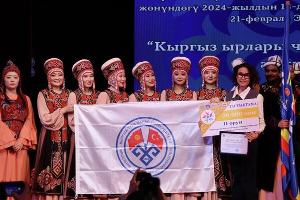 Иностранные студенты исполнили классические и современные кыргызские песни, демонстрируя уважение к культурному наследию народа Кыргызстана и способствуя развитию межкультурного диалога - Sputnik Кыргызстан