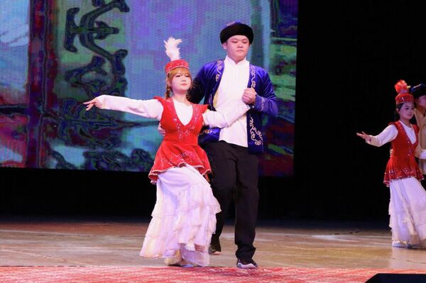 Республиканский фестиваль Кыргызские песни в исполнении иностранных студентов в Бишкеке - Sputnik Кыргызстан