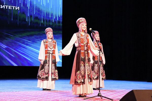 Мероприятие организовано Нацкомиссией по государственному языку и языковой политике совместно с БГУ в рамках реализации указа президента &quot;Национальный дух — мировые высоты&quot;, а также в честь Международного дня родного языка - Sputnik Кыргызстан