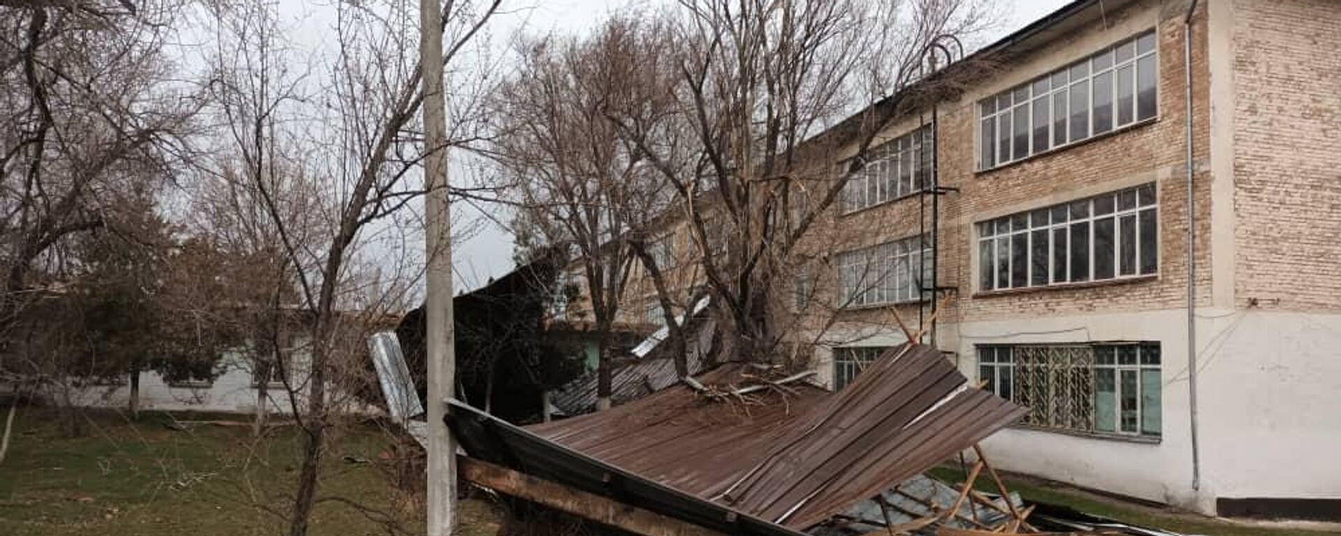 В Бишкеке и Чуйской области из-за сильного ветра повреждены школы, жилые дома и автомобили - Sputnik Кыргызстан, 1920, 21.02.2026