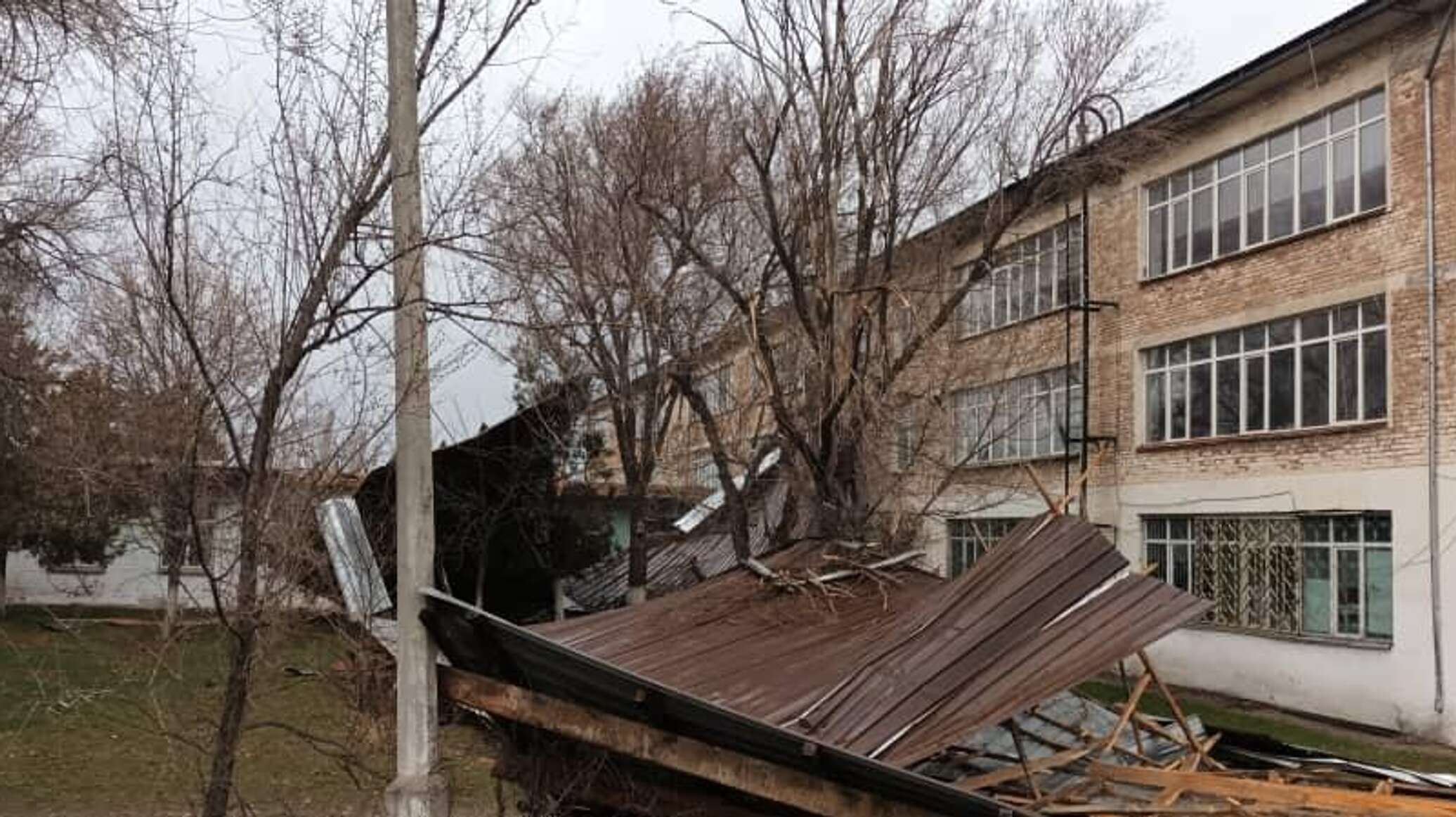 В Бишкеке и Чуйской области из-за сильного ветра повреждены школы, жилые дома и автомобили