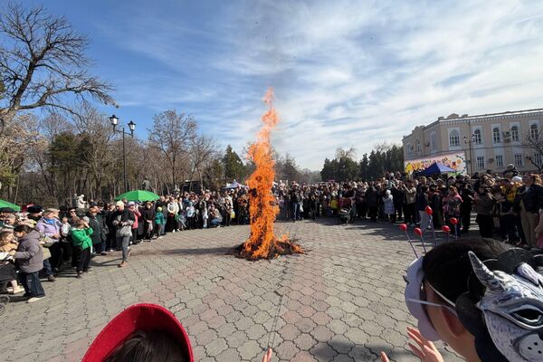 Состоялось и традиционное сжигание чучела Масленицы, символизирующее изгнание всего плохого, что накопилось за год, и изгнание зимы - Sputnik Кыргызстан
