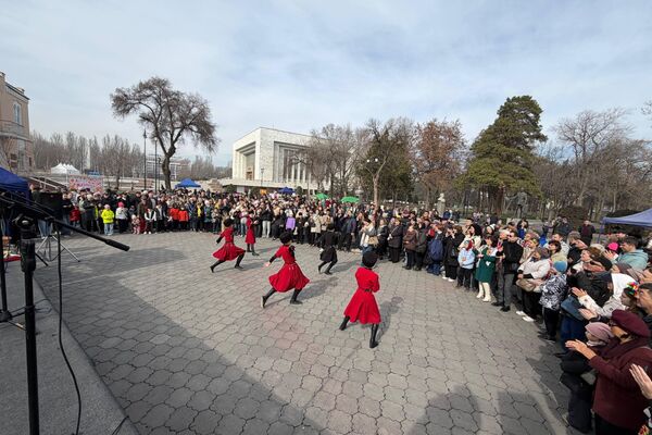 Гостей ждали хороводы, песни, танцы, игры, конкурсы и, конечно, вкусные блины - Sputnik Кыргызстан