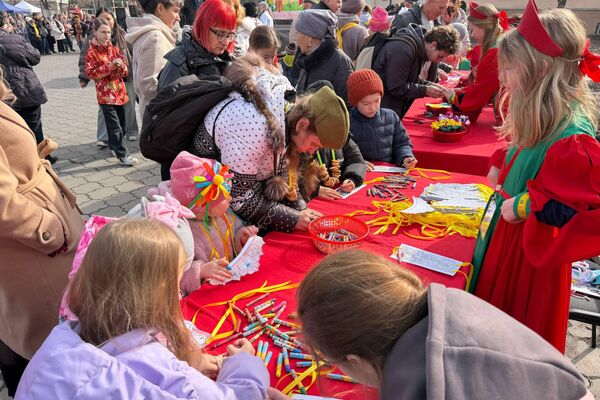 Юные посетители мероприятия приняли участие в различных мастер-классах - Sputnik Кыргызстан