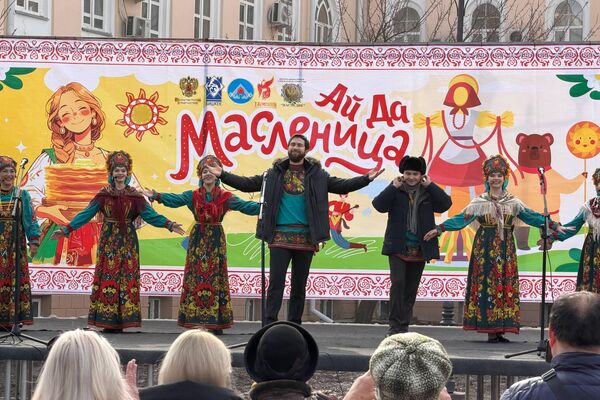 В Бишкеке прошли праздничные гуляния в честь Масленицы. Они состоялись на площади перед зданием Минкультуры и в парке &quot;Карагачёвая роща&quot;. - Sputnik Кыргызстан