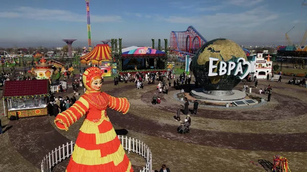 Медвежонок для посла России и 100-килограммовый пирог — видео из парка в Бишкеке