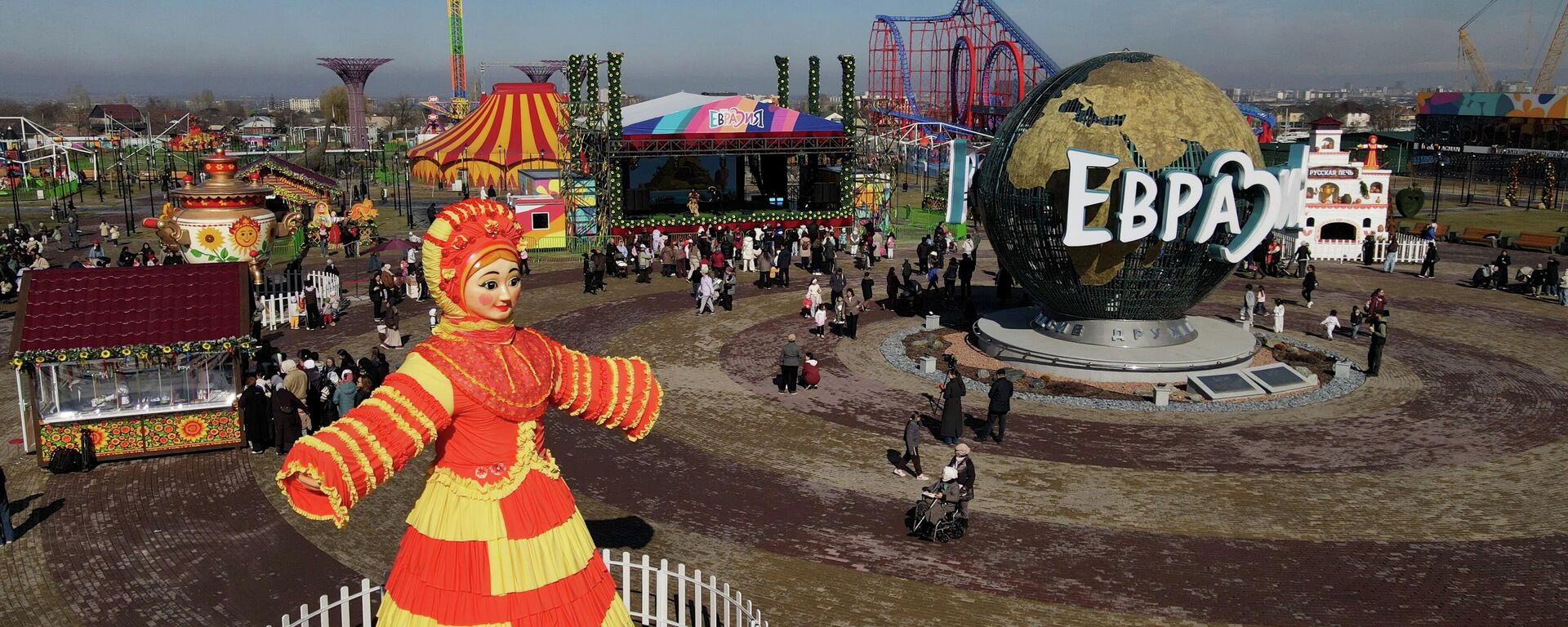 Медвежонок для посла России и 100-килограммовый пирог — видео из парка в Бишкеке - Sputnik Кыргызстан, 1920, 22.02.2026