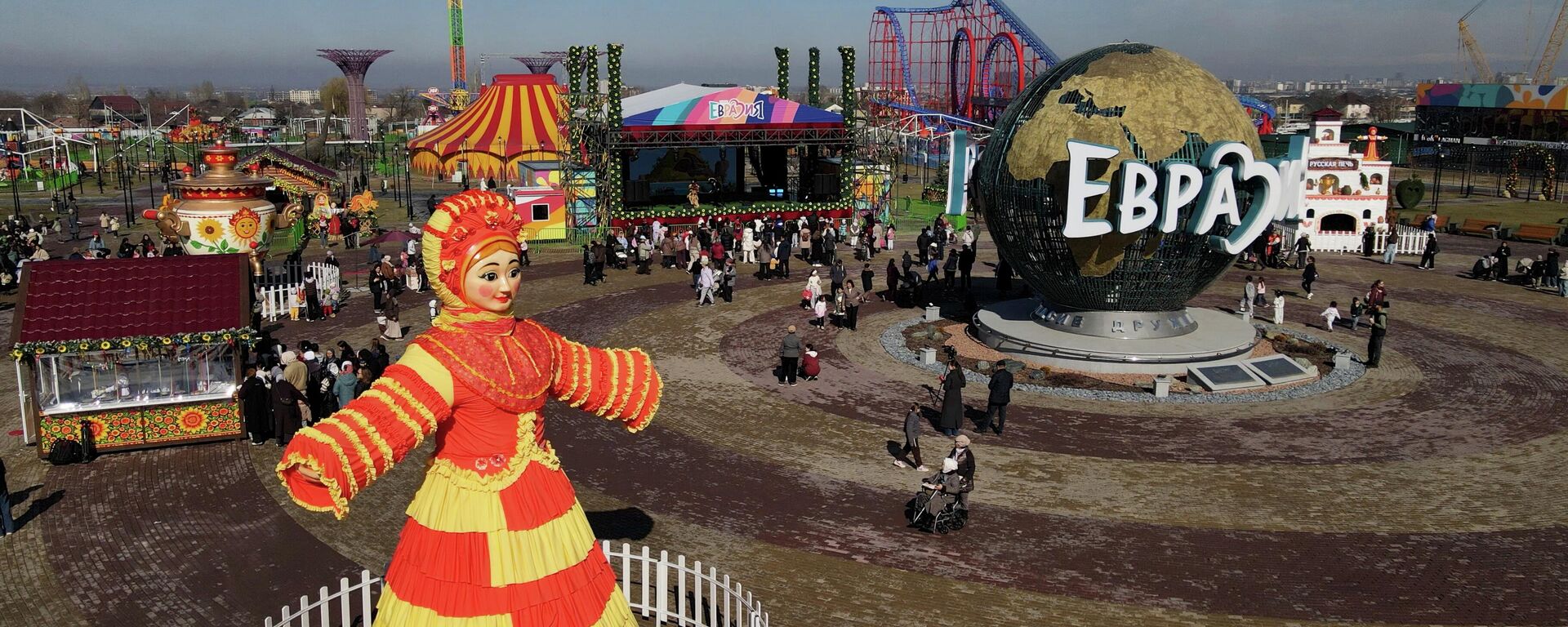 РФ элчисине арналган мамалак жана 100 килограммдык токоч. Бишкектеги видео - Sputnik Кыргызстан, 1920, 22.02.2026