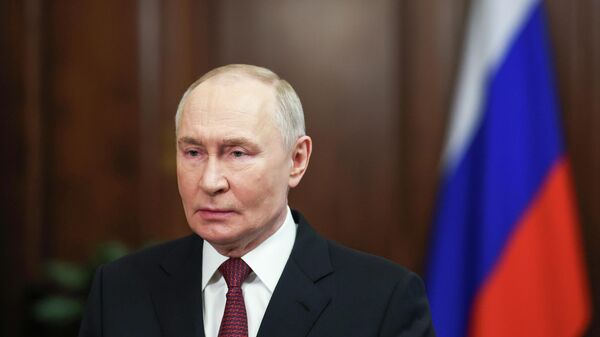 Владимир Путин поздравил россиян с Днем защитника Отечества - Sputnik Кыргызстан