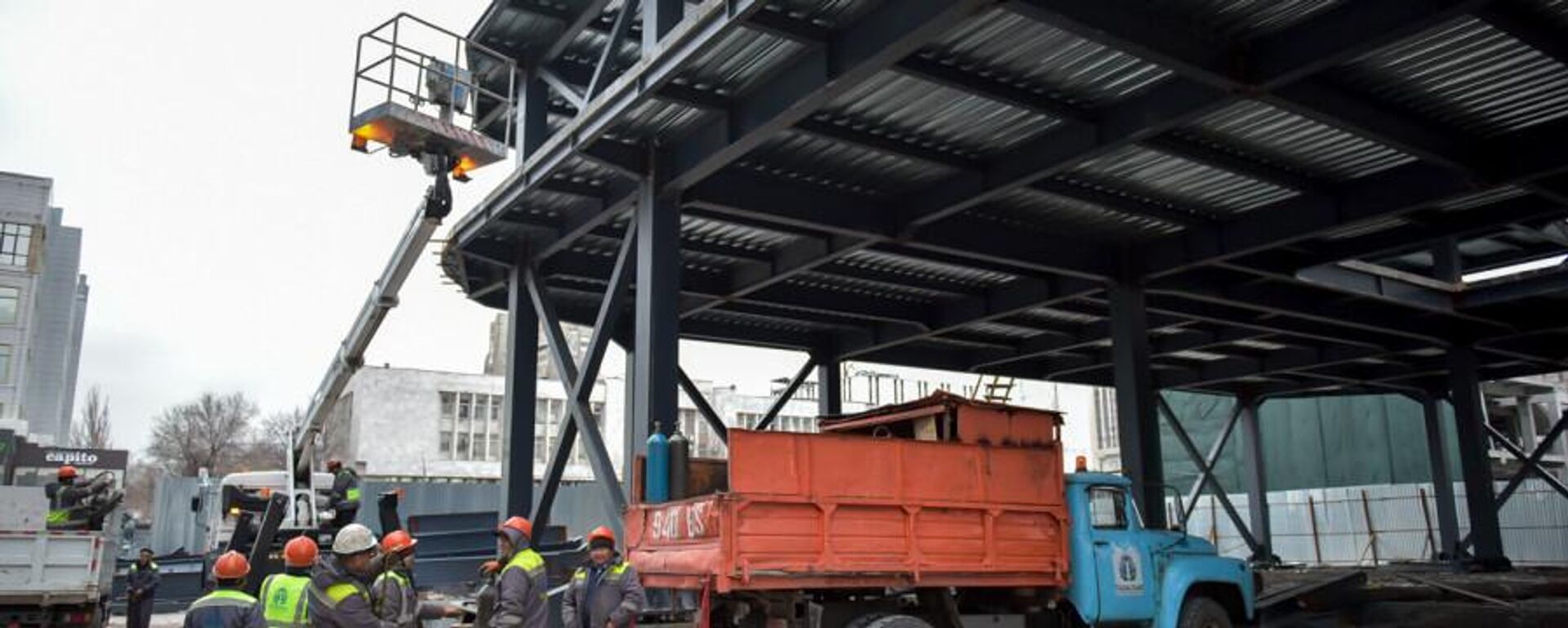 В Бишкеке начался демонтаж строения возле ЦУМа Айчурек - Sputnik Кыргызстан, 1920, 23.02.2026