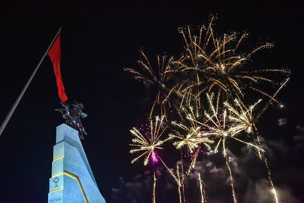 Праздничный концерт завершился салютом - Sputnik Кыргызстан