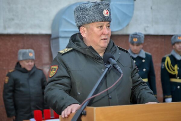 Участие в нем принял глава Минобороны Руслан Мукамбетов. Он отметил, что руководство страны уделяет пристальное внимание и социальному обеспечению военнослужащих. - Sputnik Кыргызстан