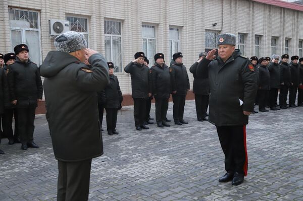 Участие в нем принял глава Минобороны Руслан Мукамбетов. Он отметил, что руководство страны уделяет пристальное внимание и социальному обеспечению военнослужащих. - Sputnik Кыргызстан