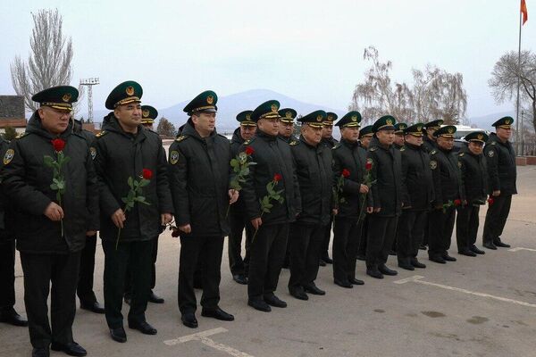 В церемонии приняли участие председатель Погранслужбы КР Абдикарим Алимбаев, ветераны, офицеры и личный состав подразделений - Sputnik Кыргызстан