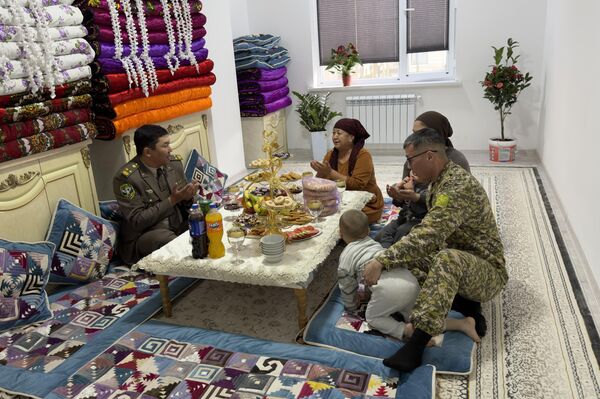 50 военнослужащих получили квартиры в жилом комплексе &quot;Асман-6&quot;, еще 50 — в жилом комплексе &quot;Асман-4&quot; в Сузакском районе Джалал-Абадской области - Sputnik Кыргызстан