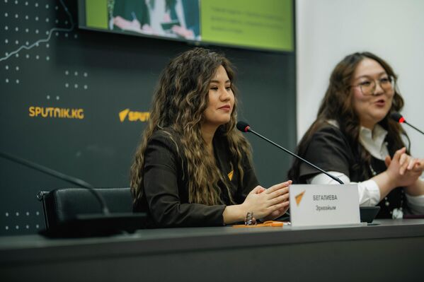 На нем выступили SMM-специалист Sputnik Эркеайым Бегалиева и журналист Айдай Манаева - Sputnik Кыргызстан