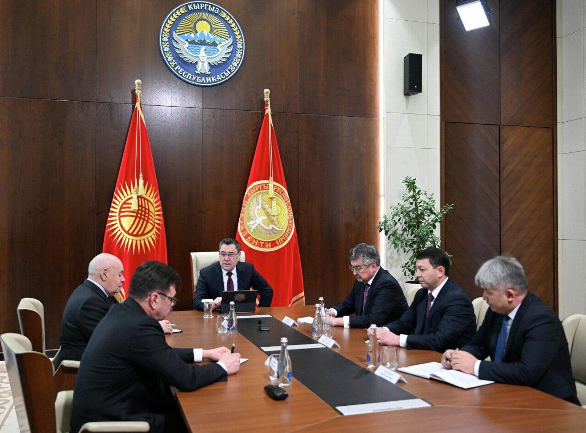 Встреча Садыра Жапарова и Михаила Швыдкого - Sputnik Кыргызстан, 1920, 25.02.2026