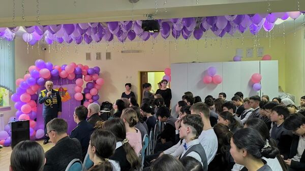 В школе комплексе Эврика в Аламудунском райне состоялся Урок мужества, посвященный Дню защитника Отечества - Sputnik Кыргызстан