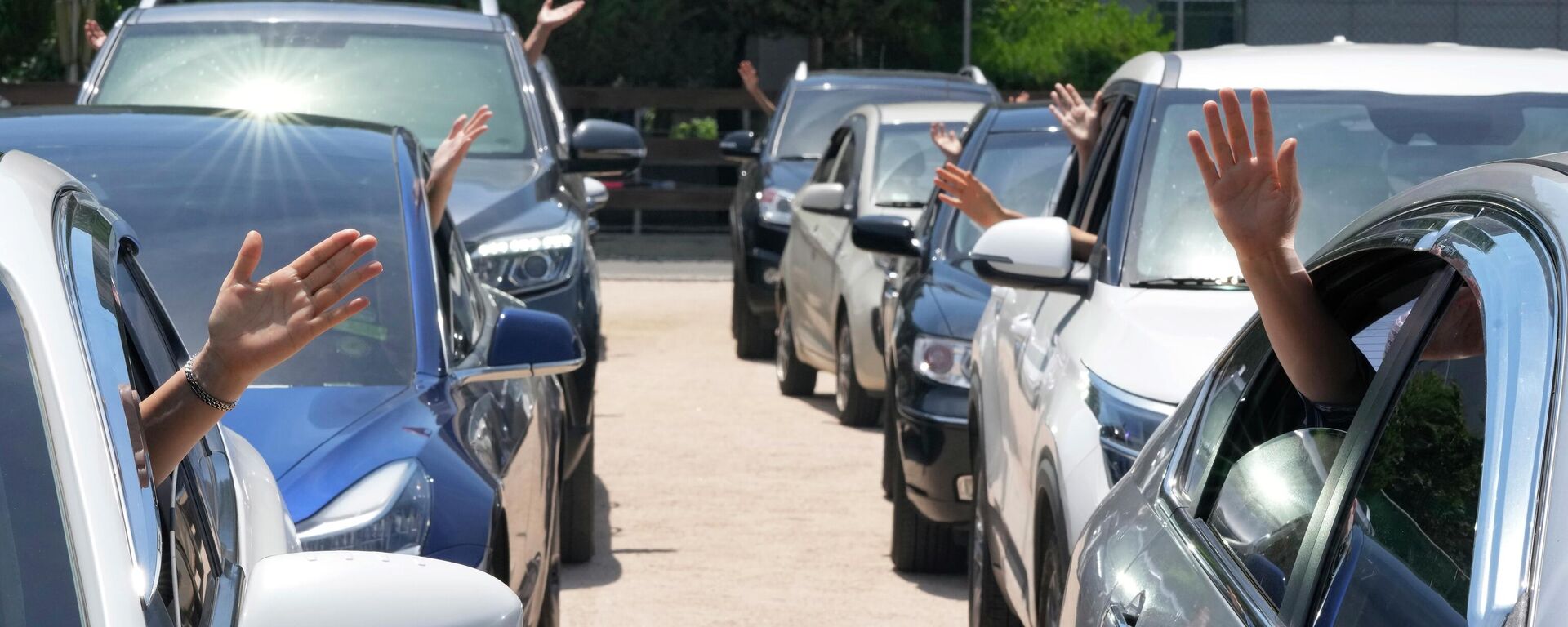 Люди в машинах приветствуют друг друга. Архивное фото - Sputnik Кыргызстан, 1920, 26.02.2026