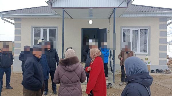 Люди возле дома женщины, совершившей суицид - Sputnik Кыргызстан