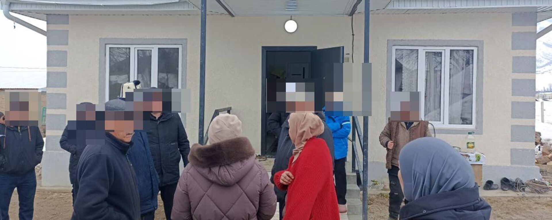 Люди возле дома женщины, совершившей суицид - Sputnik Кыргызстан, 1920, 27.02.2026