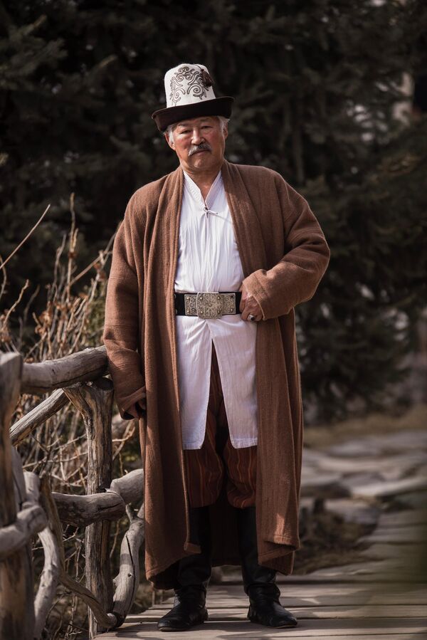 Чепкенчен, кемер кур тагынган кыргыз - Sputnik Кыргызстан