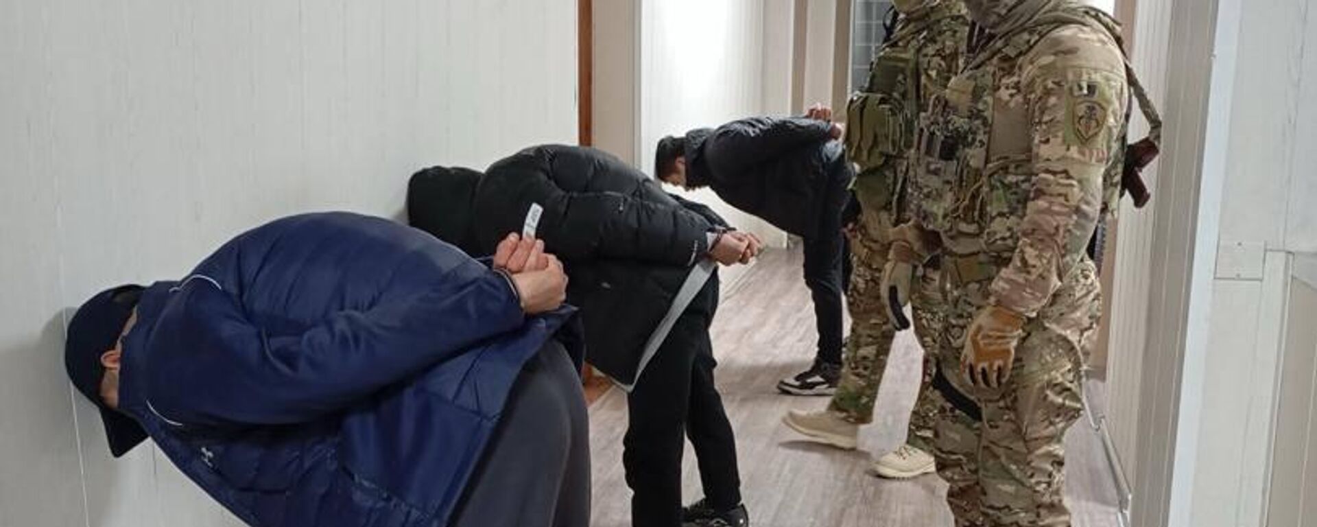 В Кыргызстане переодетые в женщин члены банды и грабили магазины и офисы - Sputnik Кыргызстан, 1920, 04.03.2026