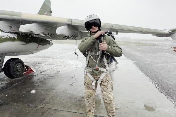 На российской авиабазе в Канте провели день открытых дверей и патриотическую акцию с участием представителей казачьих станиц Канта и Бишкека и юнармейцев - Sputnik Кыргызстан