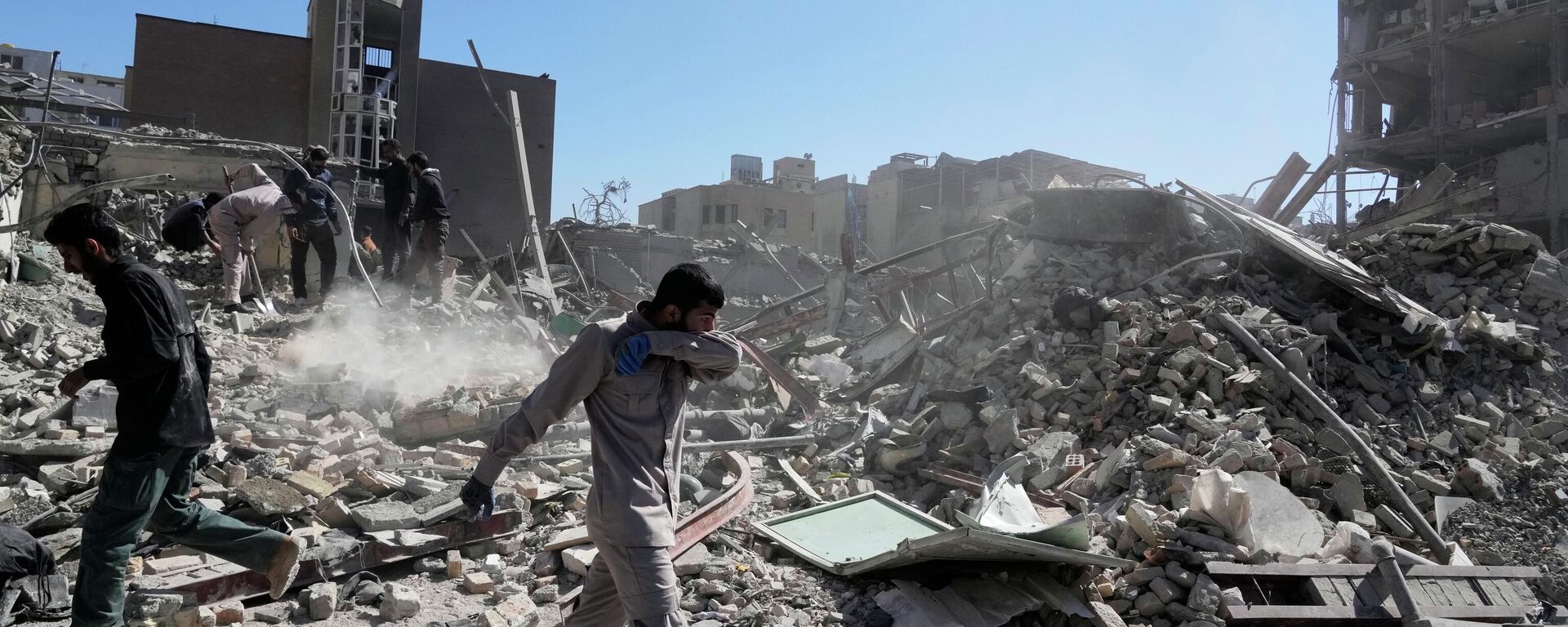 Разрушения в Тегеране после американо-израильской атаки - Sputnik Кыргызстан, 1920, 03.04.2026