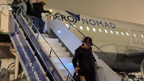 Омандан кыргызстандыктардын кайтышы - Sputnik Кыргызстан