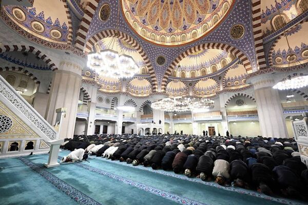 Он также выразил надежду, что месяц поста принесет верующим духовную радость, укрепит стремление к добрым поступкам и станет временем взаимопонимания и милосердия - Sputnik Кыргызстан