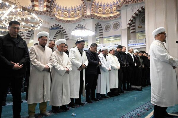 Садыр Жапаровпосетил центральную мечеть им. имама Сарахси в Бишкеке - Sputnik Кыргызстан