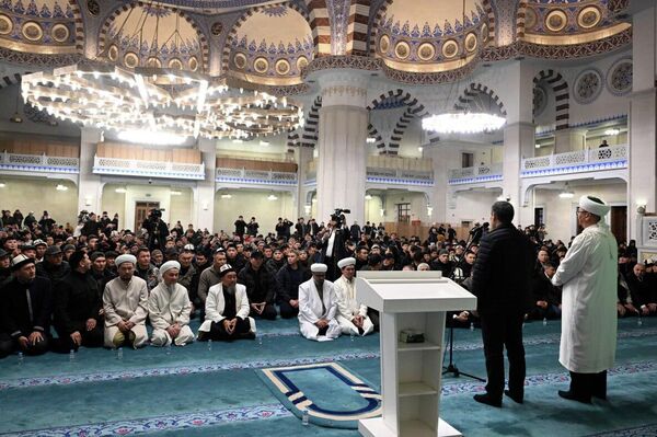 Президент отметил, что в этот период особенно важно проявлять заботу друг о друге, помогать нуждающимся и стремиться к духовному очищению - Sputnik Кыргызстан