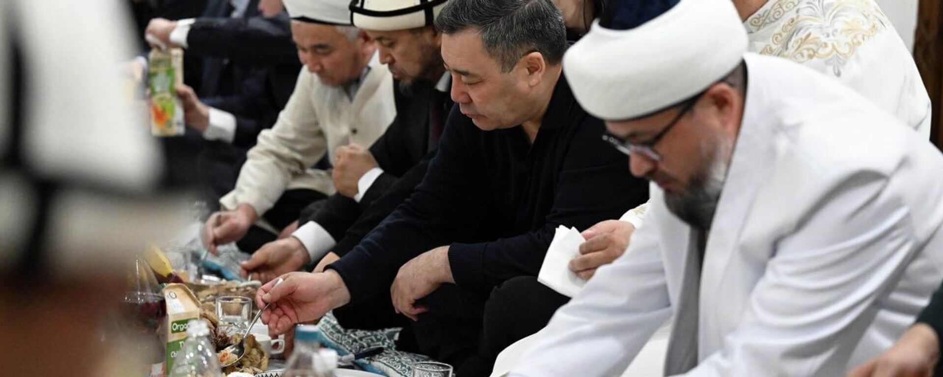 Садыр Жапаров в центральной мечети Бишкека - Sputnik Кыргызстан, 1920, 06.03.2026