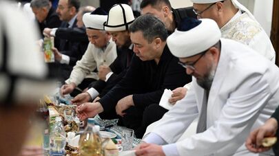 Садыр Жапаров в центральной мечети Бишкека