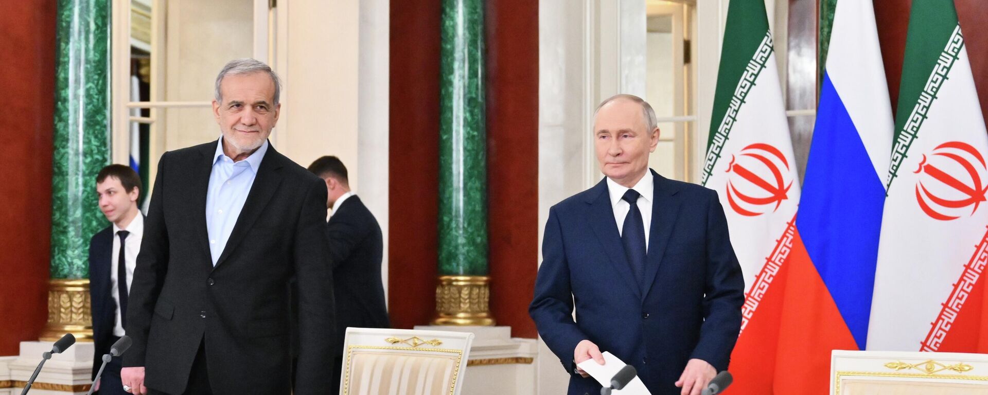 Президент Владимир Путин и президент Ирана Масуд Пезешкиан подписали договор о стратегическом партнерстве - Sputnik Кыргызстан, 1920, 07.03.2026