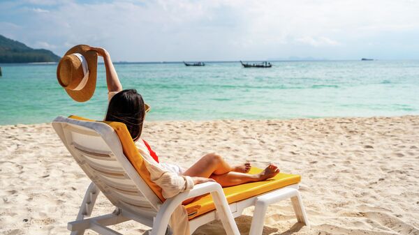 Пляжда эс алган кыз. Иллюстративдик сүрөт - Sputnik Кыргызстан