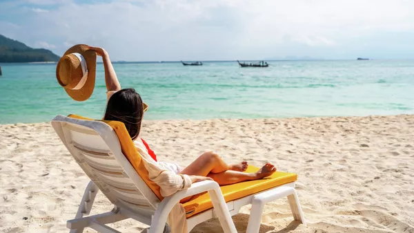 Пляжда эс алган кыз. Иллюстративдик сүрөт - Sputnik Кыргызстан